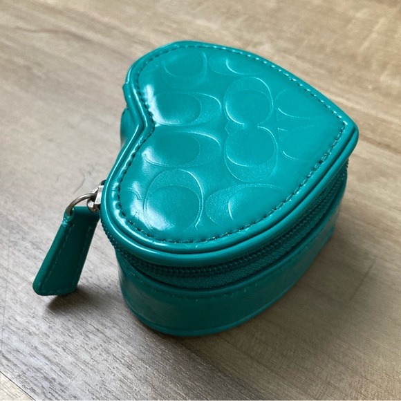 [Coach] Patent Leather Embossed Heart Shape Jewelry Box Organizer - Picture 2 of 9